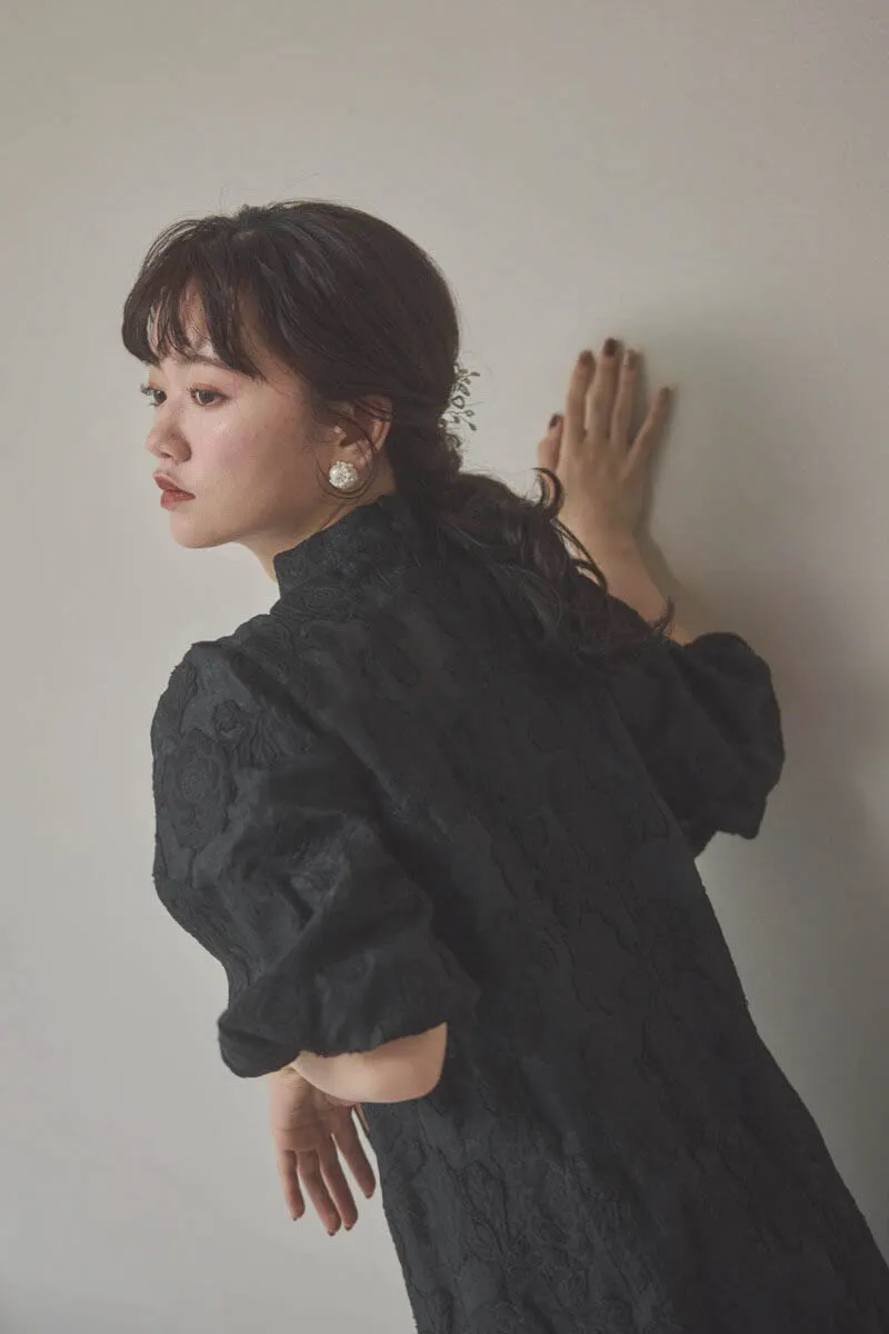 ブラックのボリュームスリーブフレアドレス