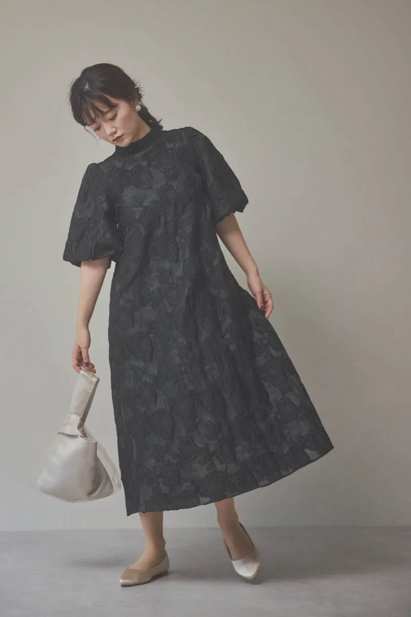 ブラックのボリュームスリーブフレアドレス