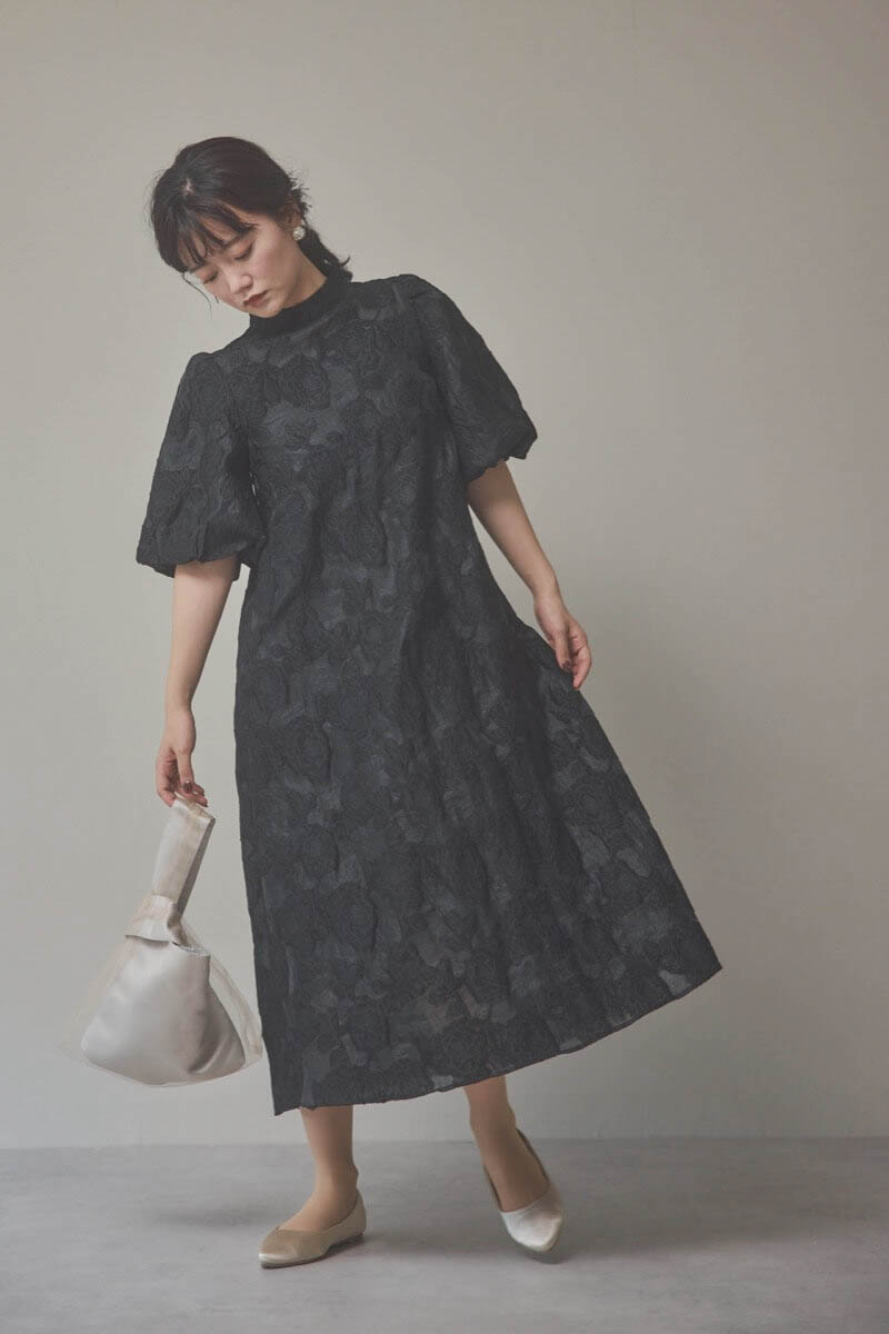 ブラックのボリュームスリーブフレアドレス