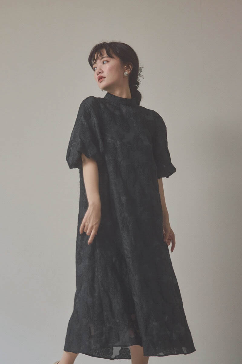 ブラックのボリュームスリーブフレアドレス