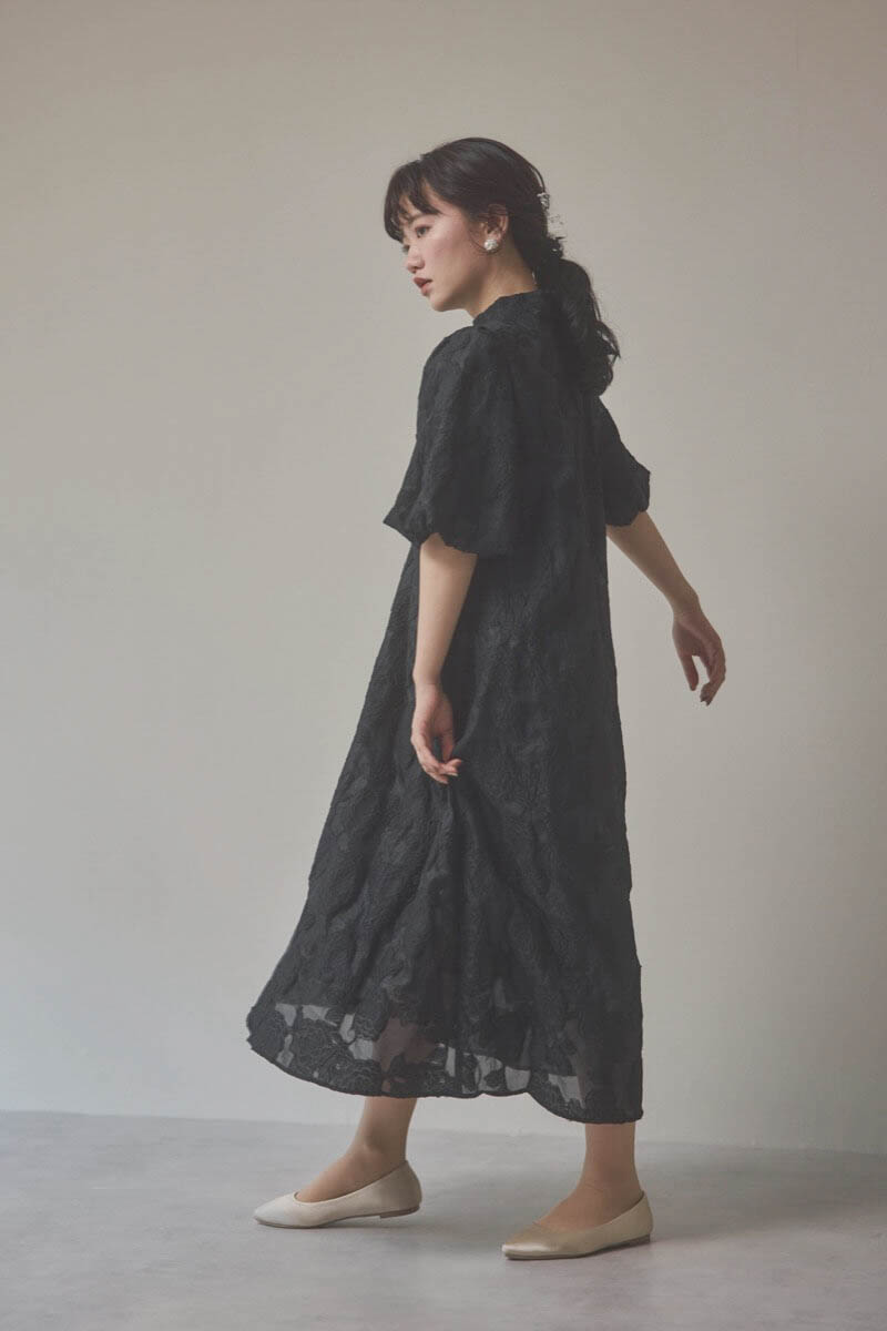 ブラックのボリュームスリーブフレアドレス