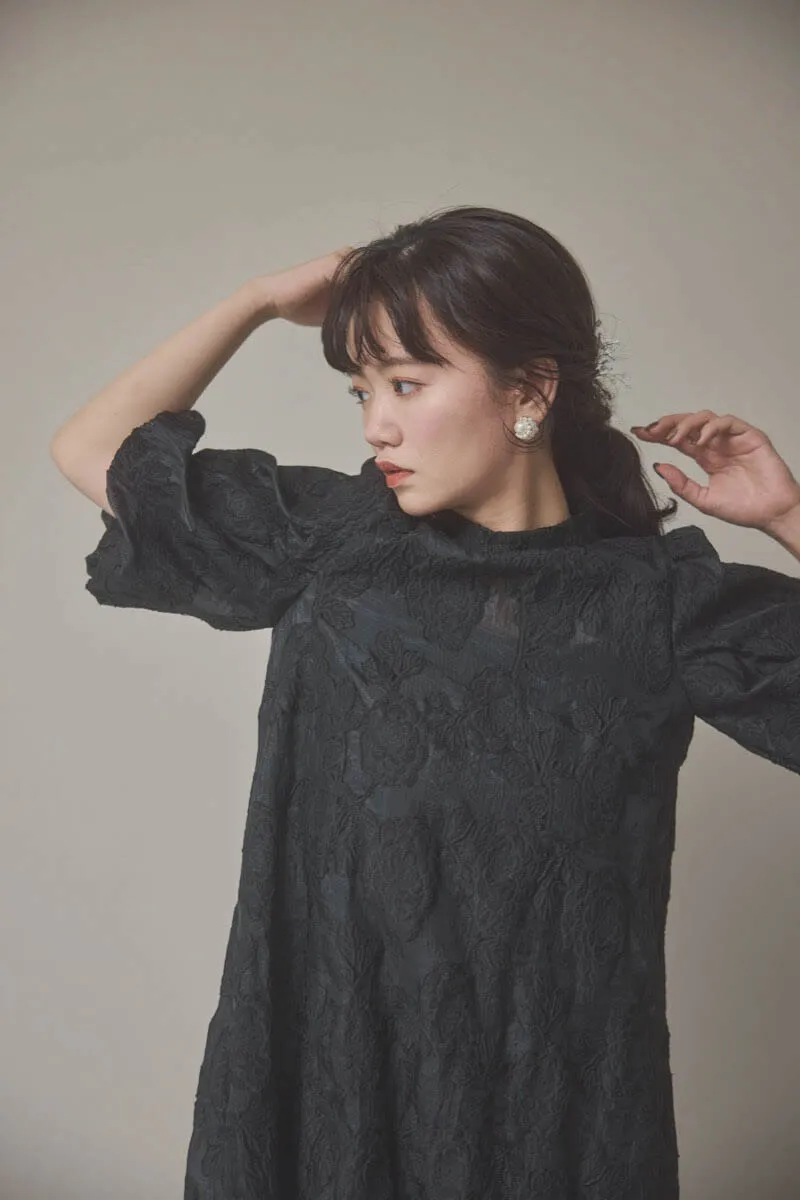ブラックのボリュームスリーブフレアドレス