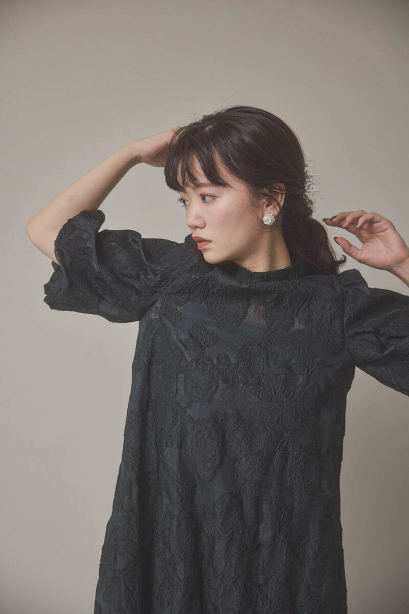 ブラックのボリュームスリーブフレアドレス