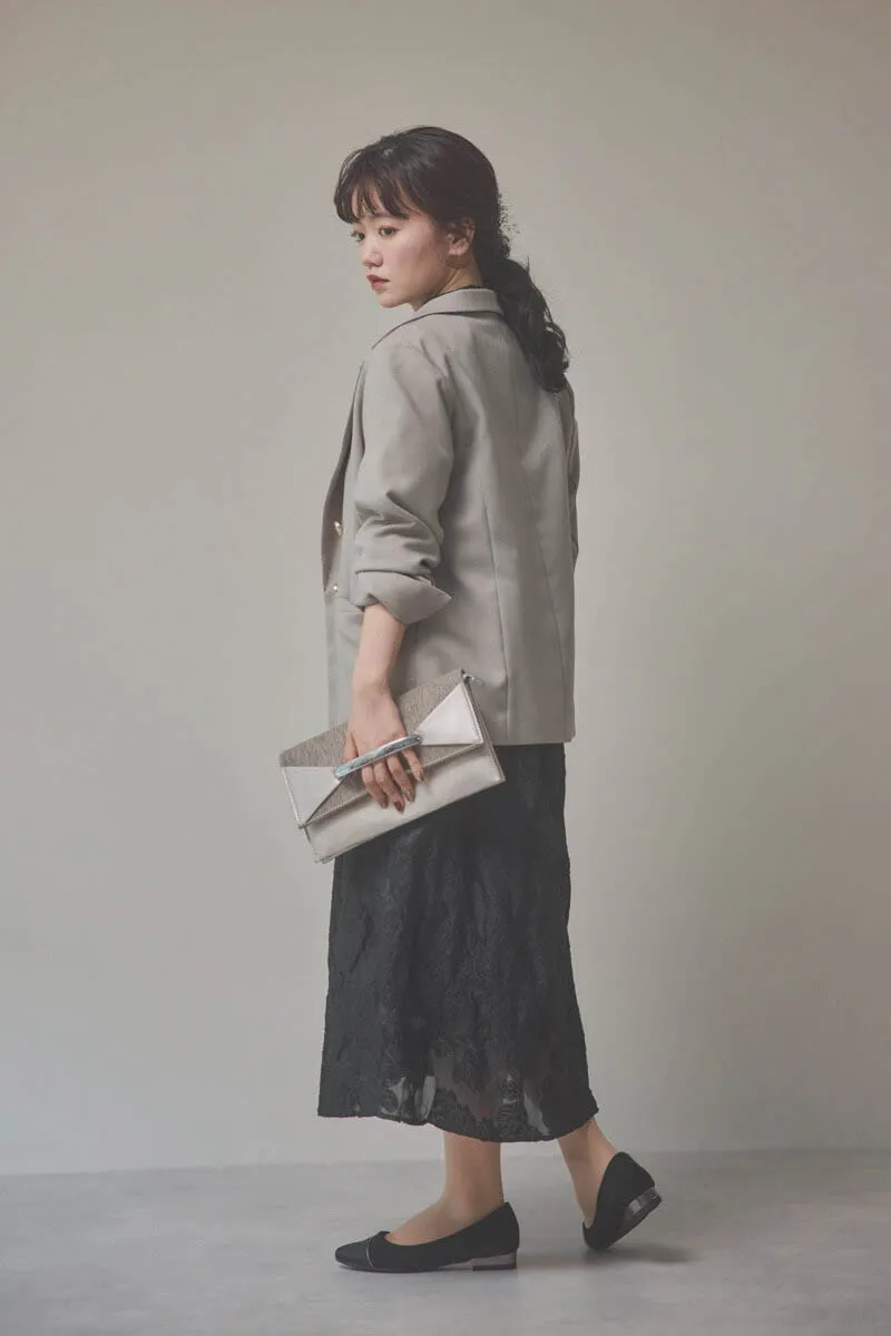 ブラックのボリュームスリーブフレアドレス