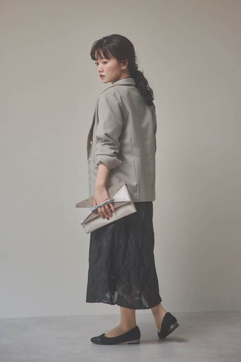 ブラックのボリュームスリーブフレアドレス