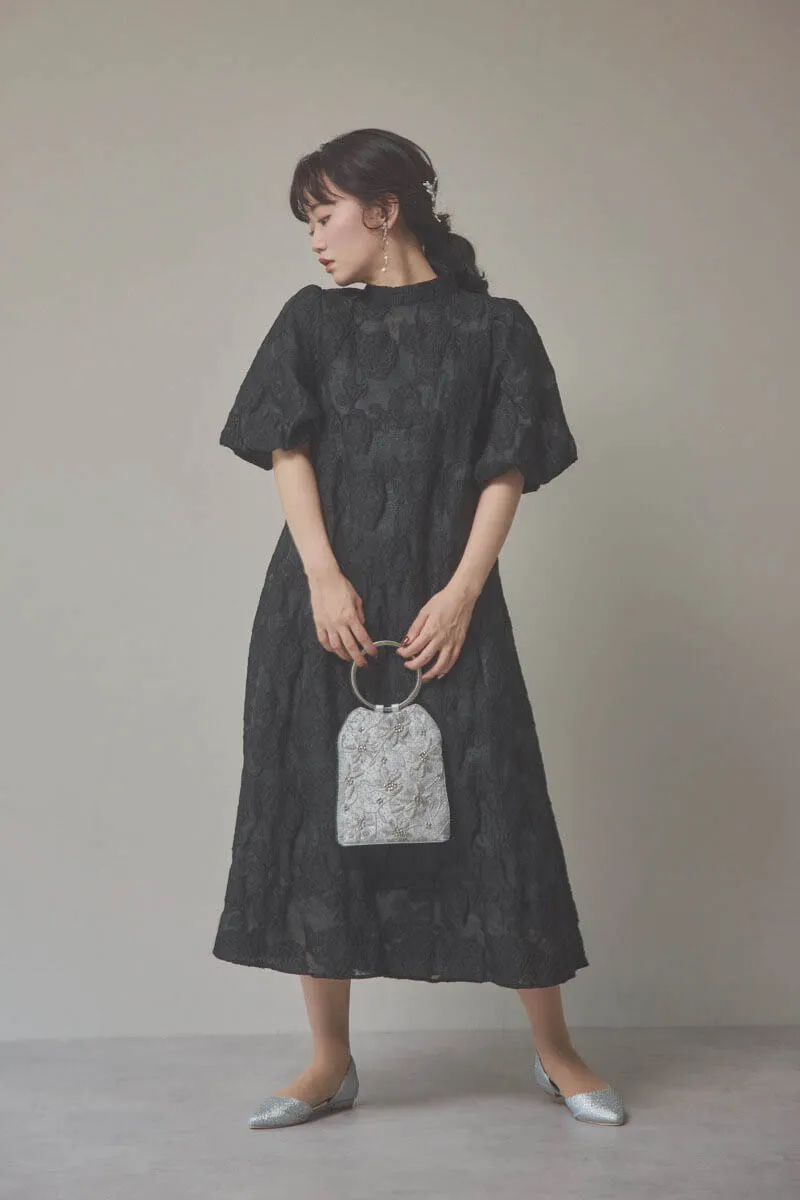 ブラックのボリュームスリーブフレアドレス