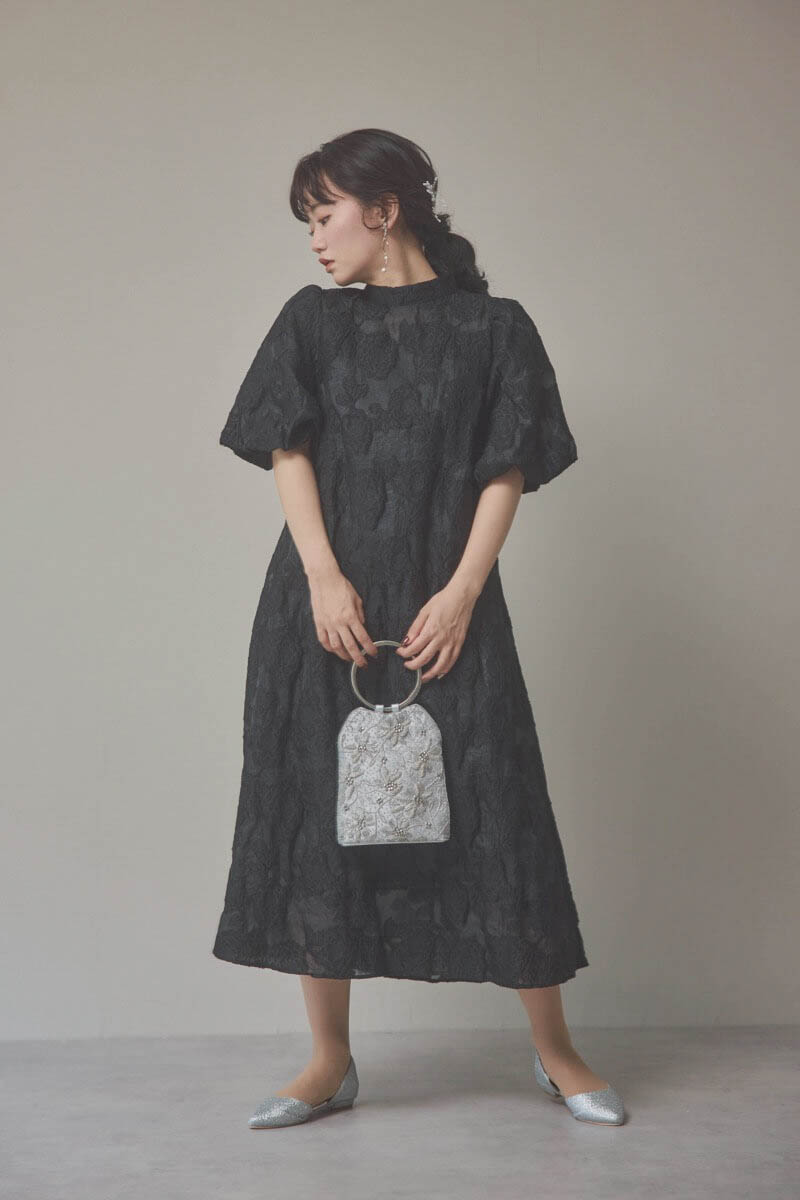 ブラックのボリュームスリーブフレアドレス