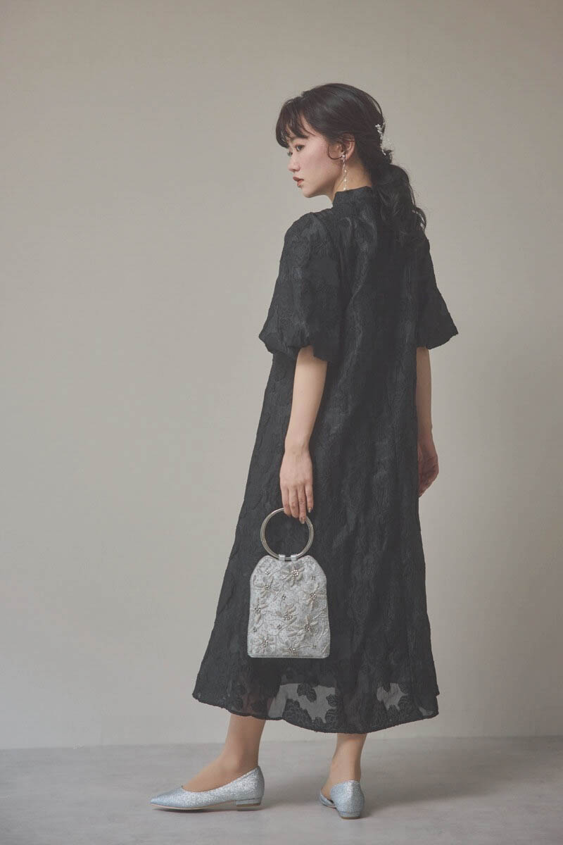 ブラックのボリュームスリーブフレアドレス