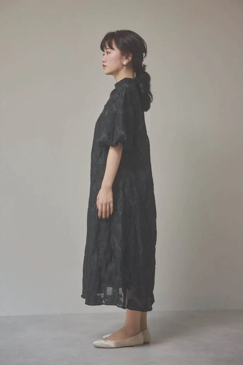 ブラックのボリュームスリーブフレアドレス
