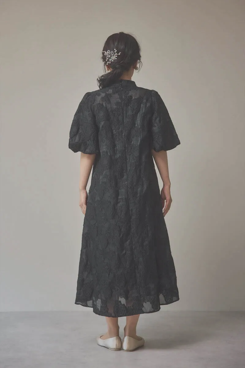 ブラックのボリュームスリーブフレアドレス