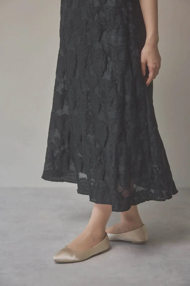 ブラックのボリュームスリーブフレアドレス