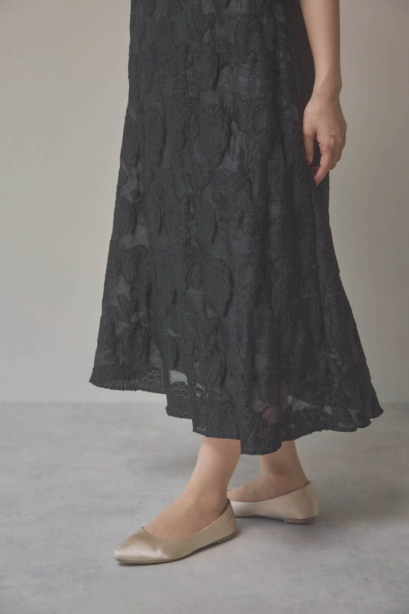 ブラックのボリュームスリーブフレアドレス