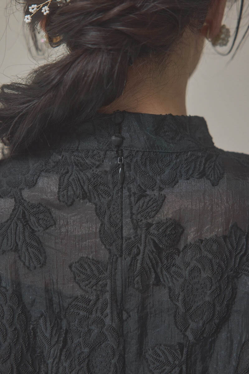 ブラックのボリュームスリーブフレアドレス