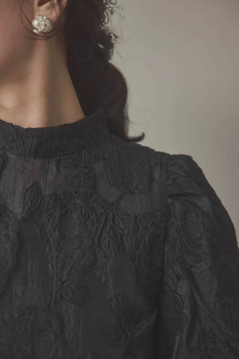 ブラックのボリュームスリーブフレアドレス