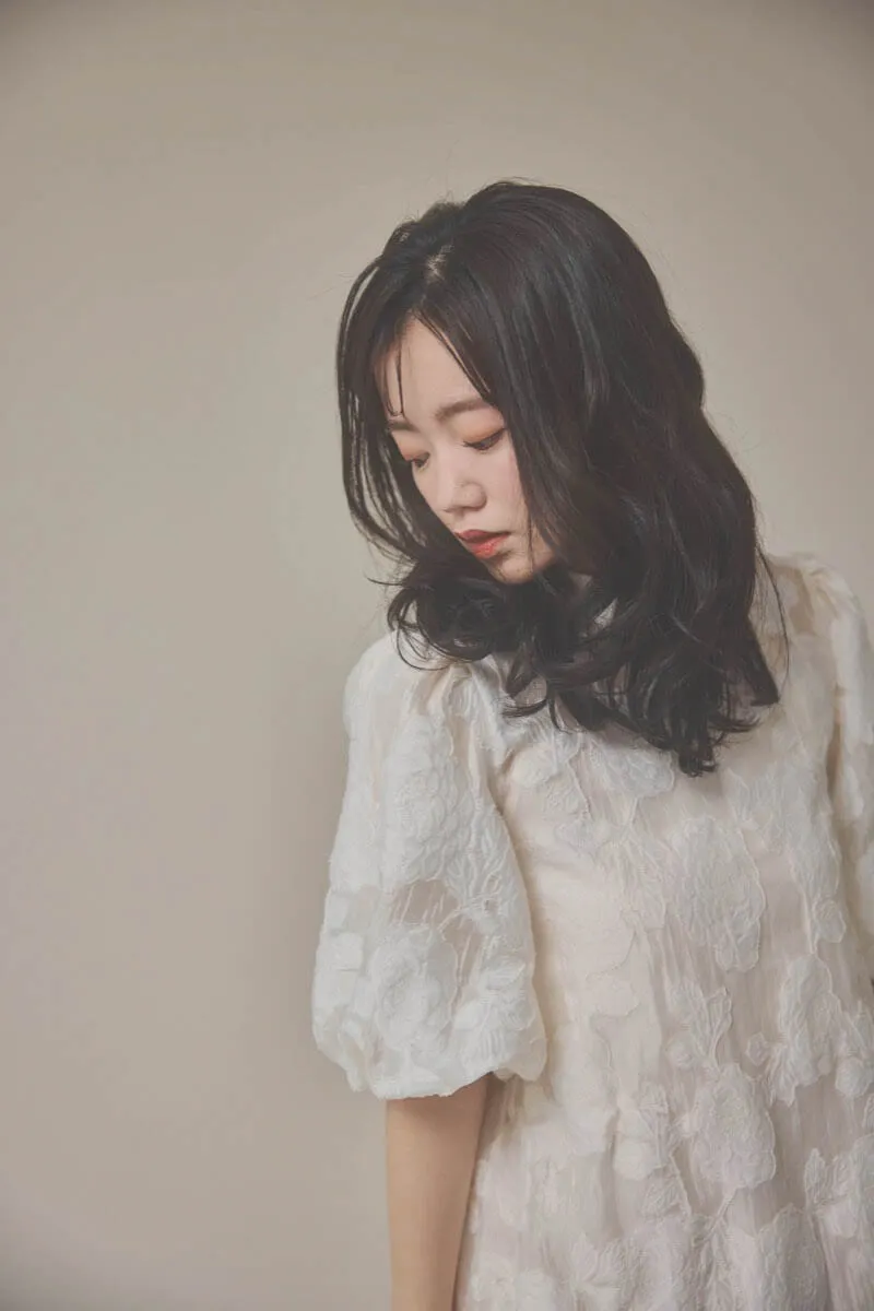 ライトベージュのボリュームスリーブフレアドレス