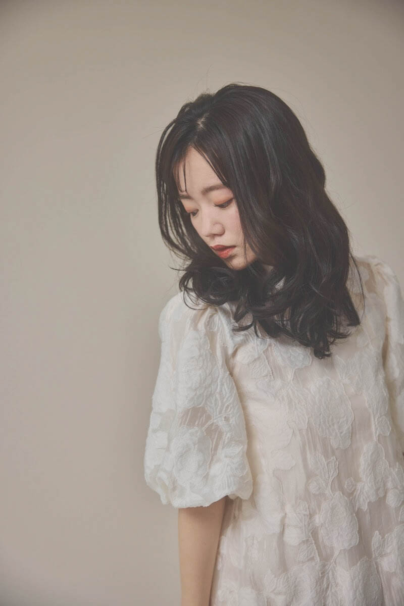 ライトベージュのボリュームスリーブフレアドレス