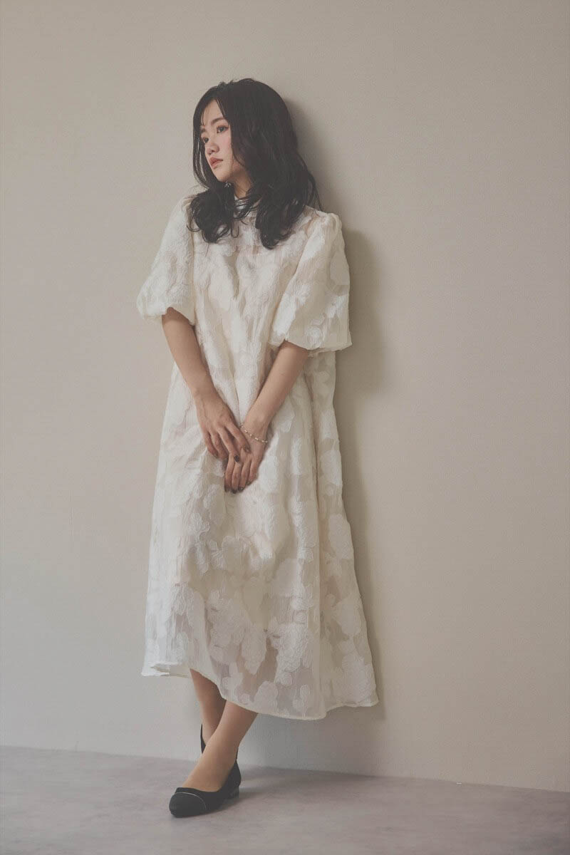 ライトベージュのボリュームスリーブフレアドレス