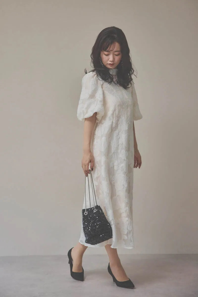 ライトベージュのボリュームスリーブフレアドレス