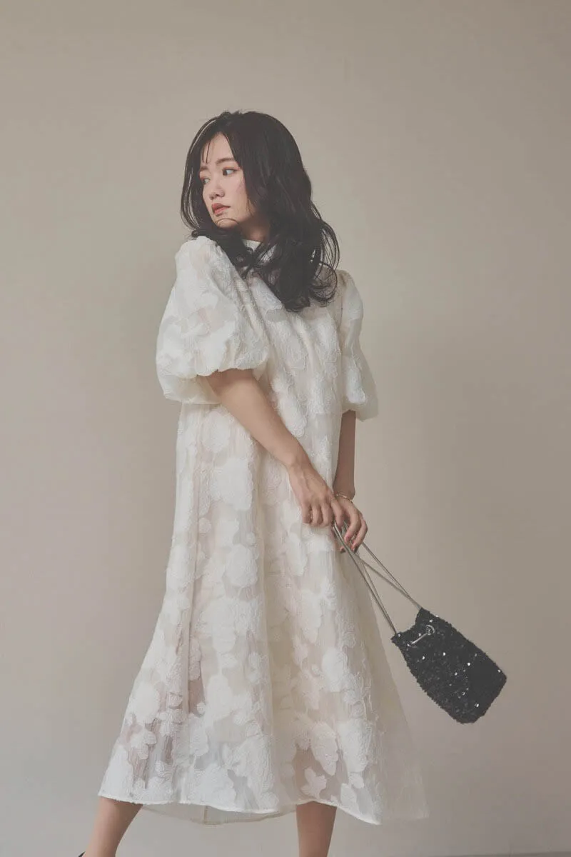 ライトベージュのボリュームスリーブフレアドレス