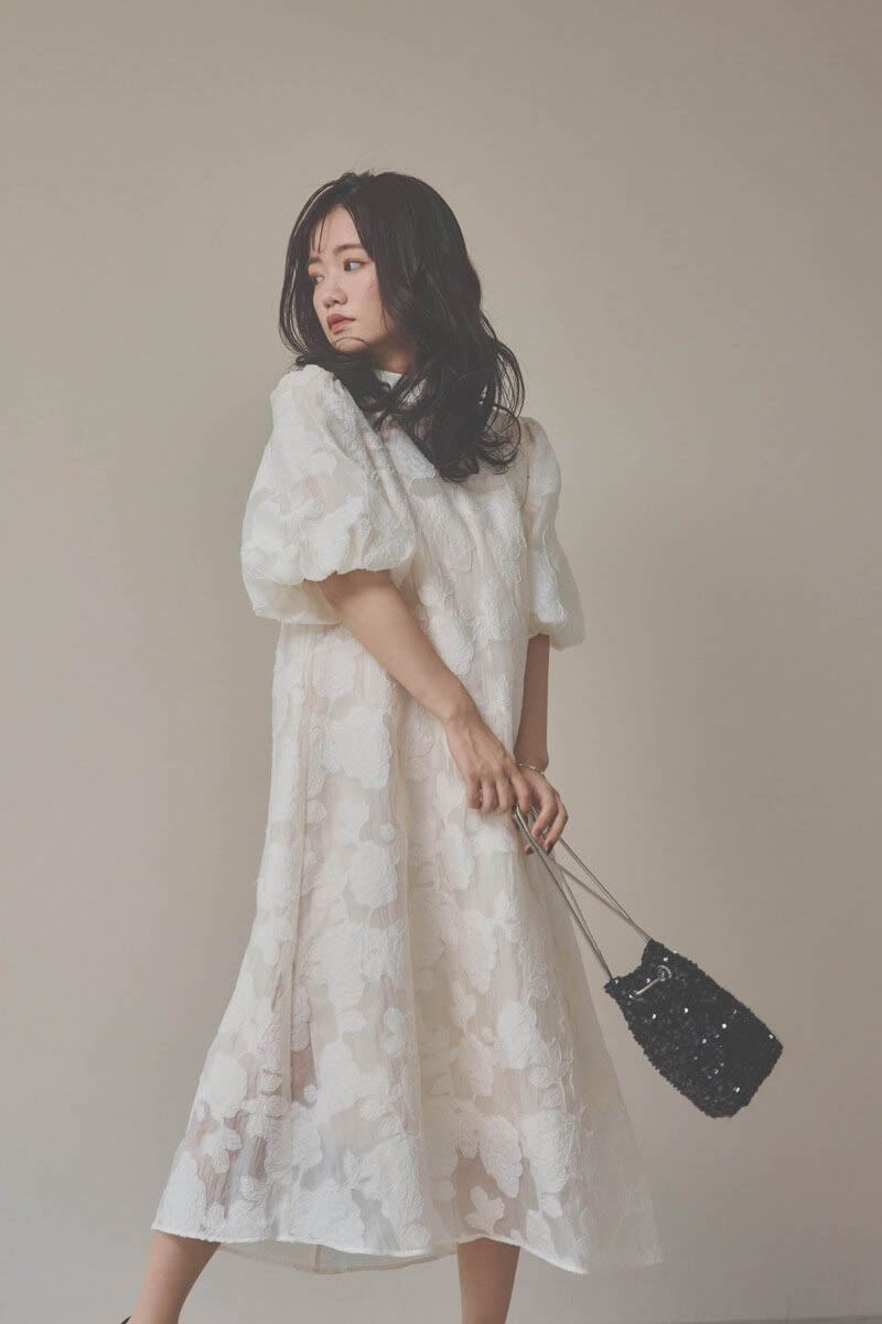 ライトベージュのボリュームスリーブフレアドレス