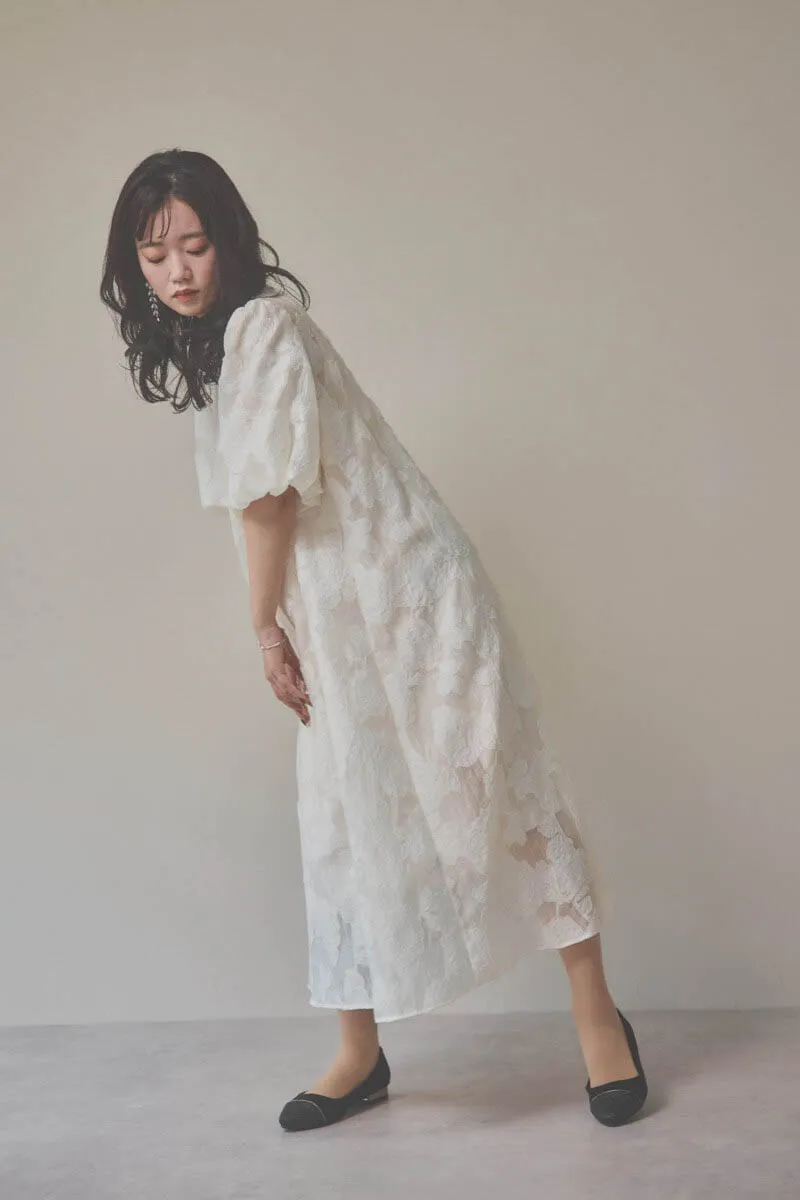 ライトベージュのボリュームスリーブフレアドレス