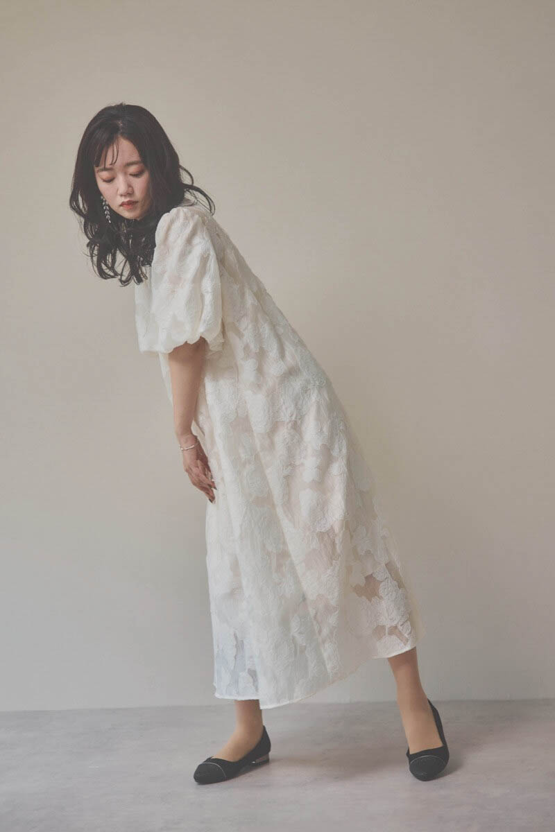 ライトベージュのボリュームスリーブフレアドレス