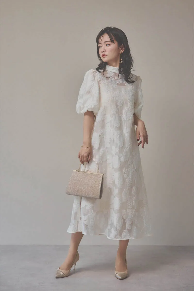 ライトベージュのボリュームスリーブフレアドレス