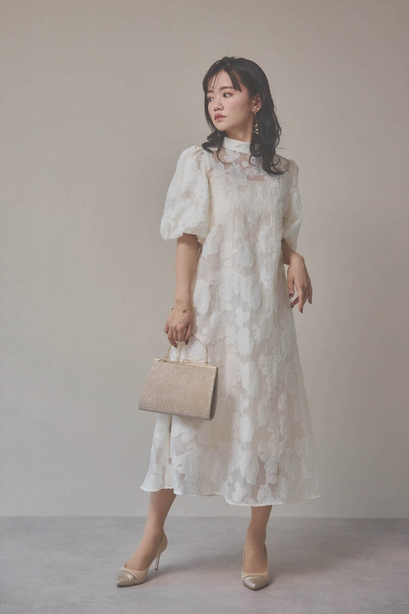 ライトベージュのボリュームスリーブフレアドレス