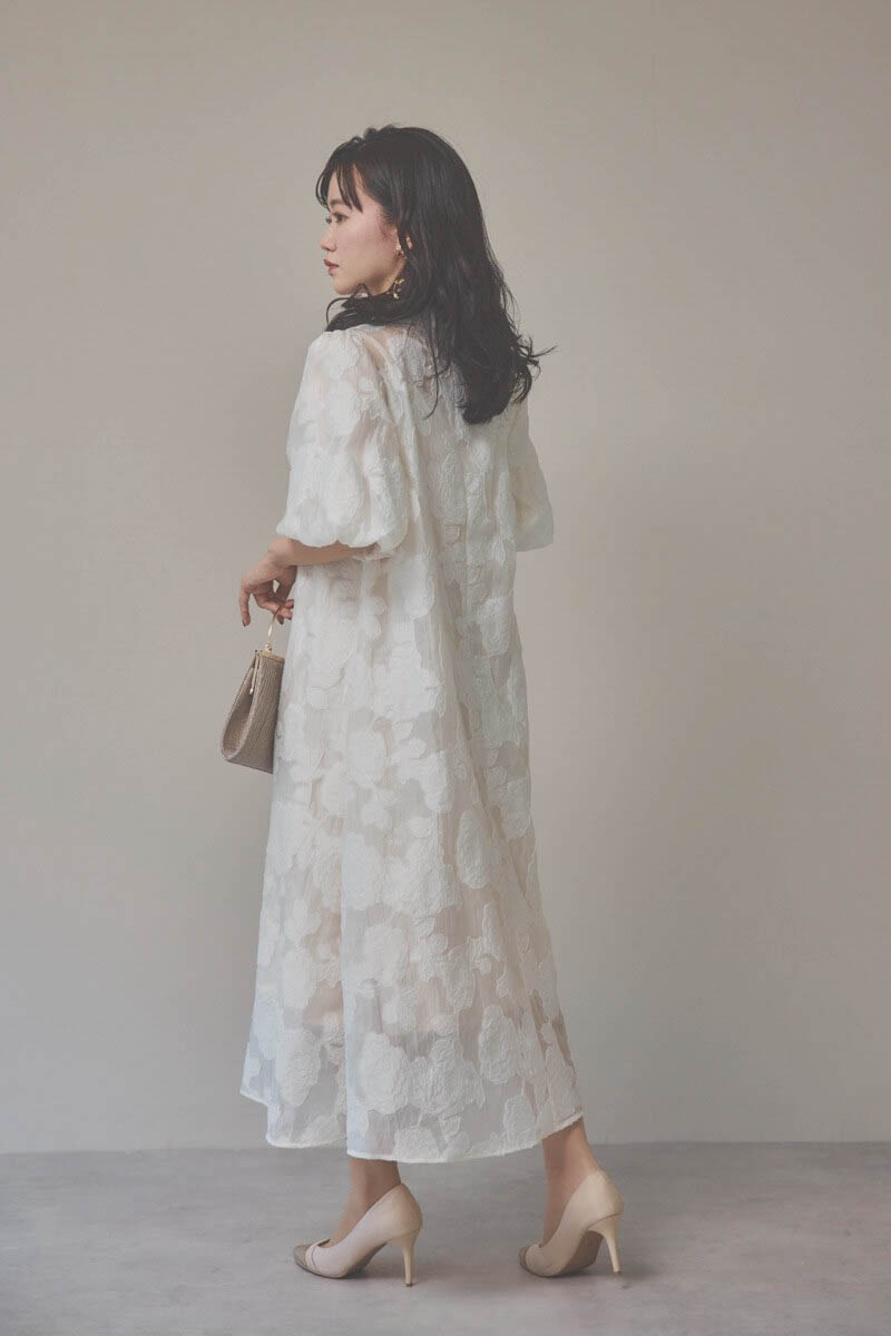 ライトベージュのボリュームスリーブフレアドレス