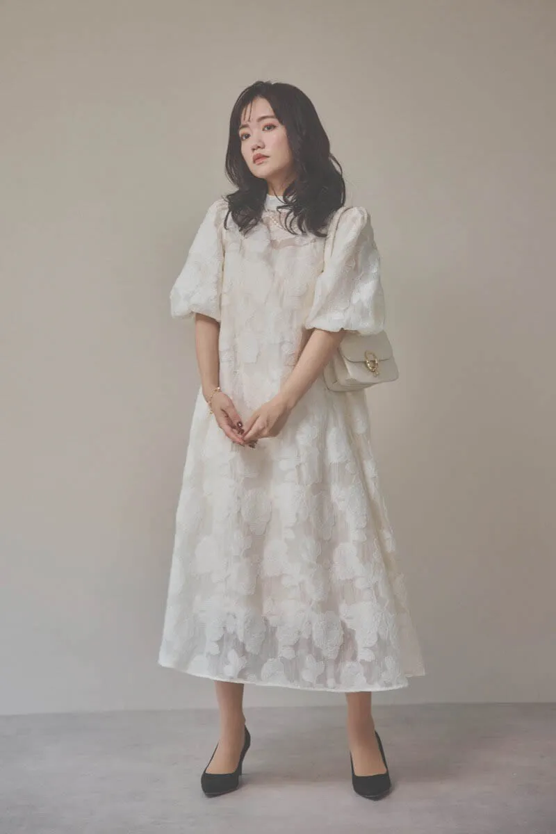 ライトベージュのボリュームスリーブフレアドレス