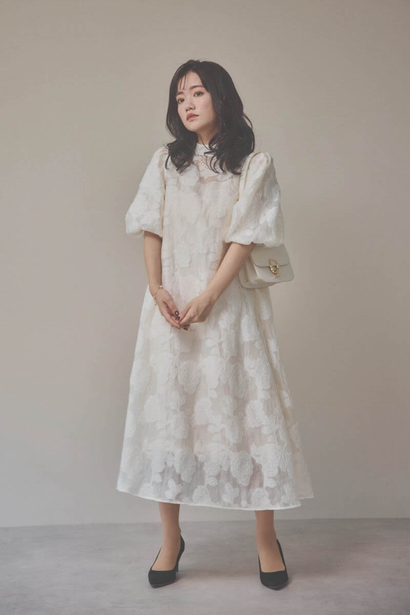 ライトベージュのボリュームスリーブフレアドレス