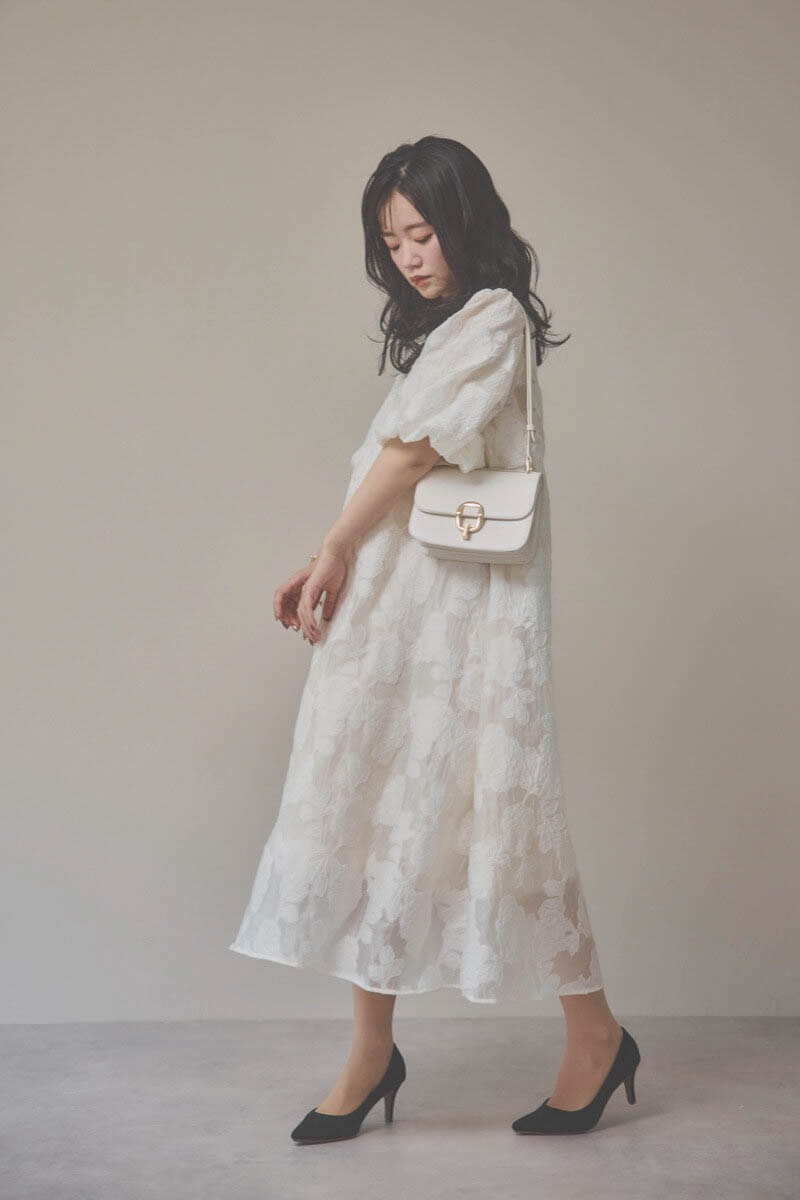 ライトベージュのボリュームスリーブフレアドレス