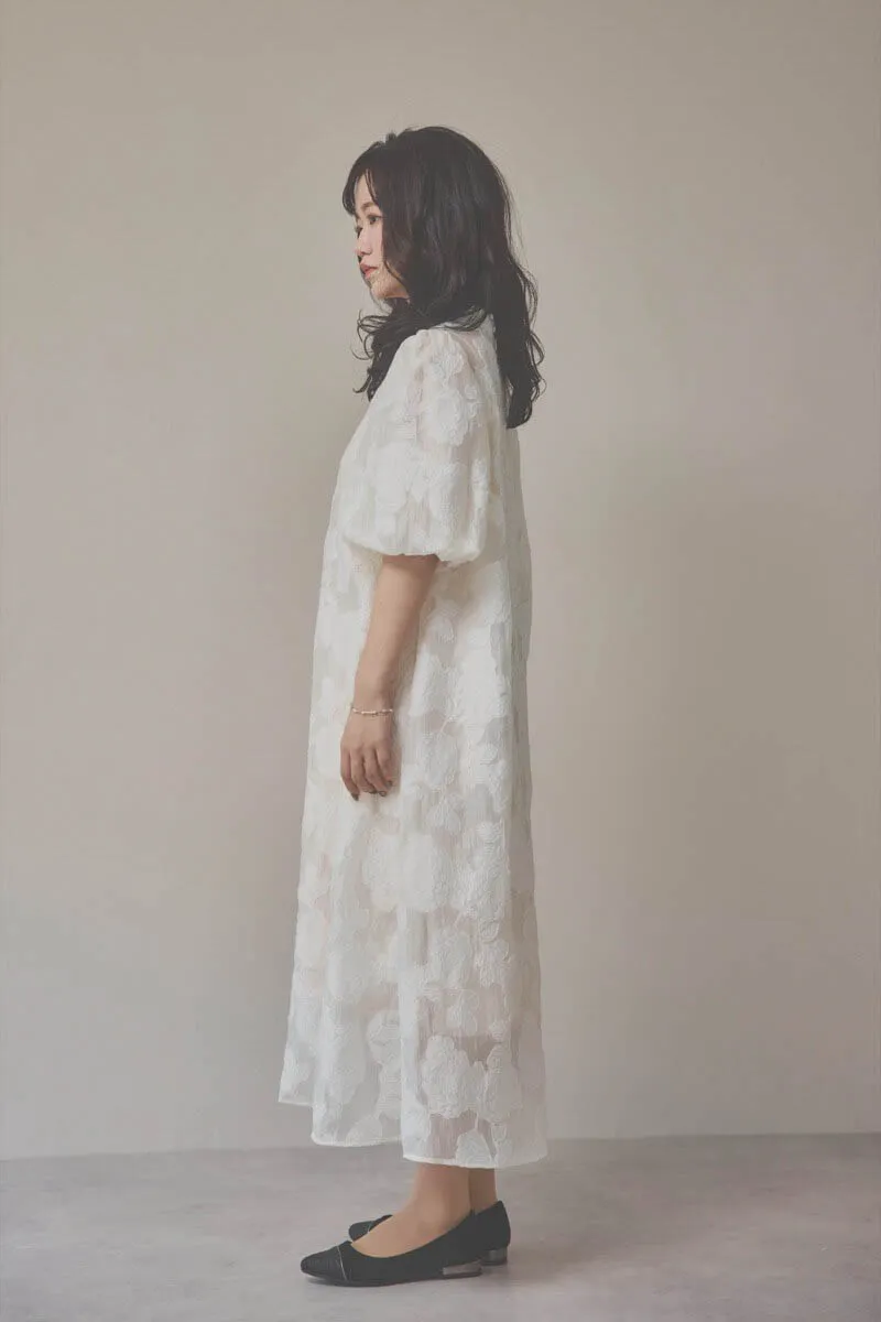 ライトベージュのボリュームスリーブフレアドレス