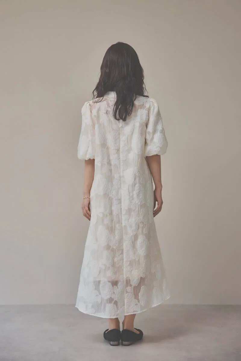 ライトベージュのボリュームスリーブフレアドレス