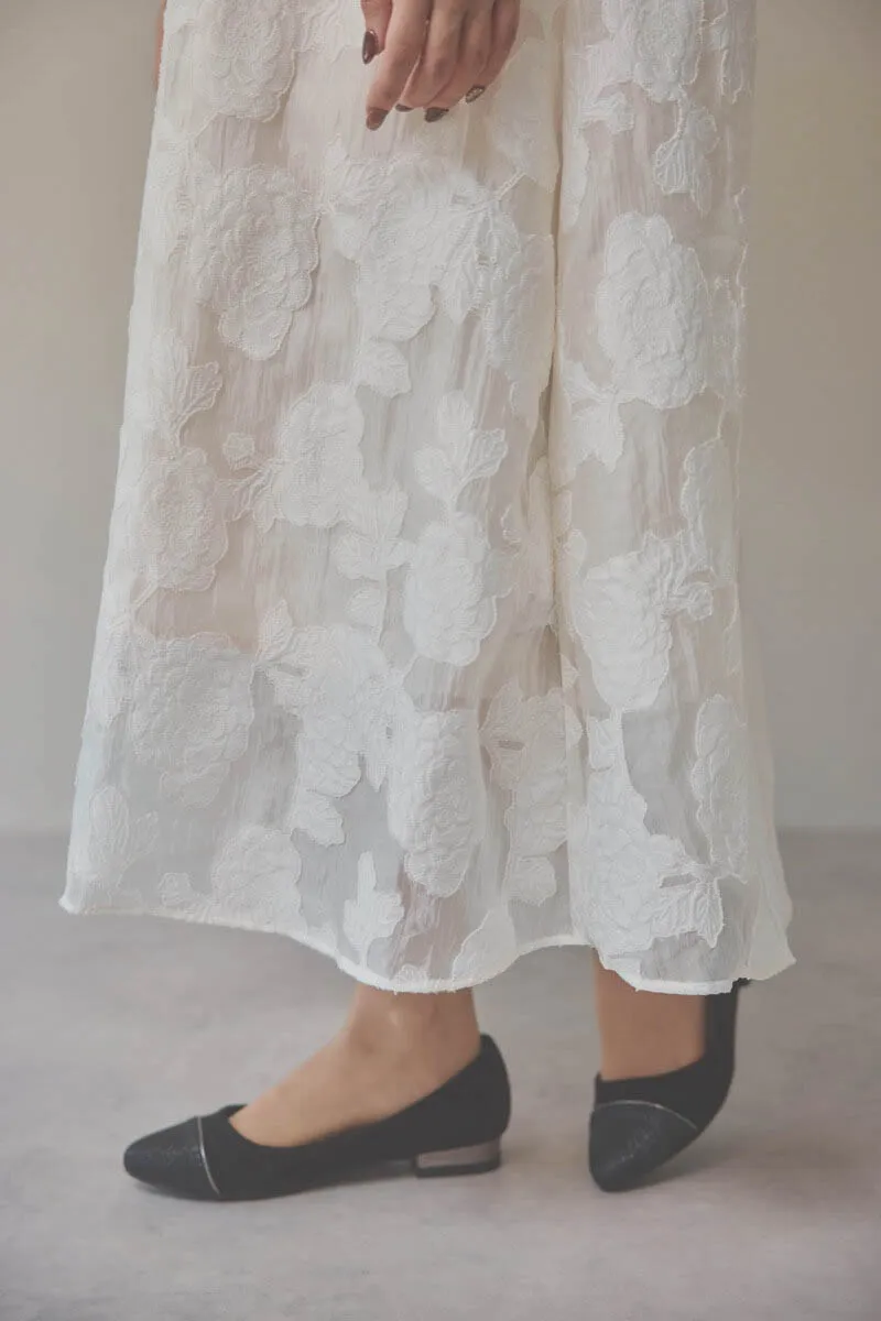 ライトベージュのボリュームスリーブフレアドレス