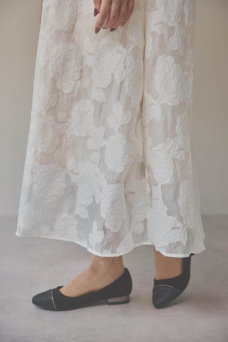 ライトベージュのボリュームスリーブフレアドレス