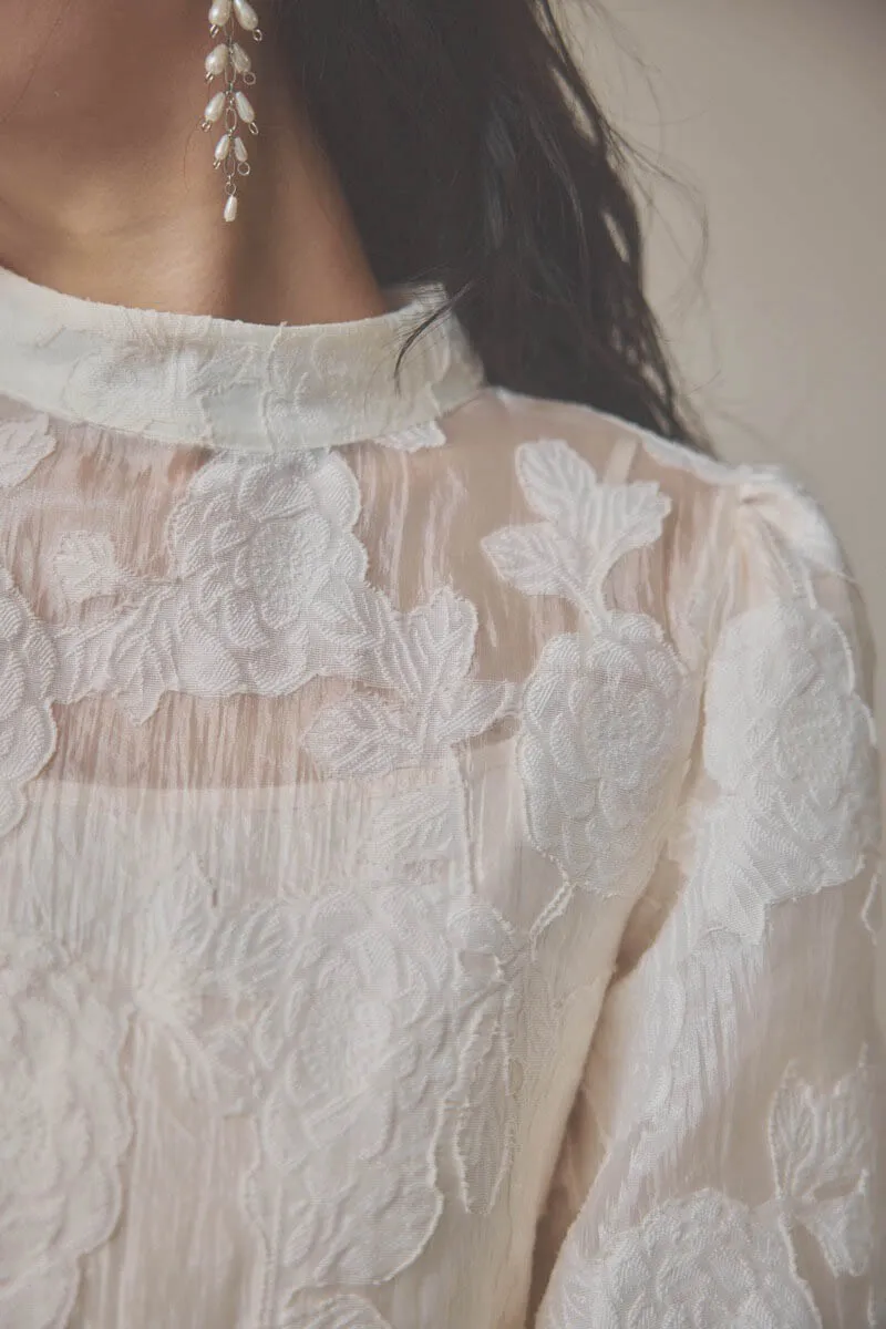 ライトベージュのボリュームスリーブフレアドレス