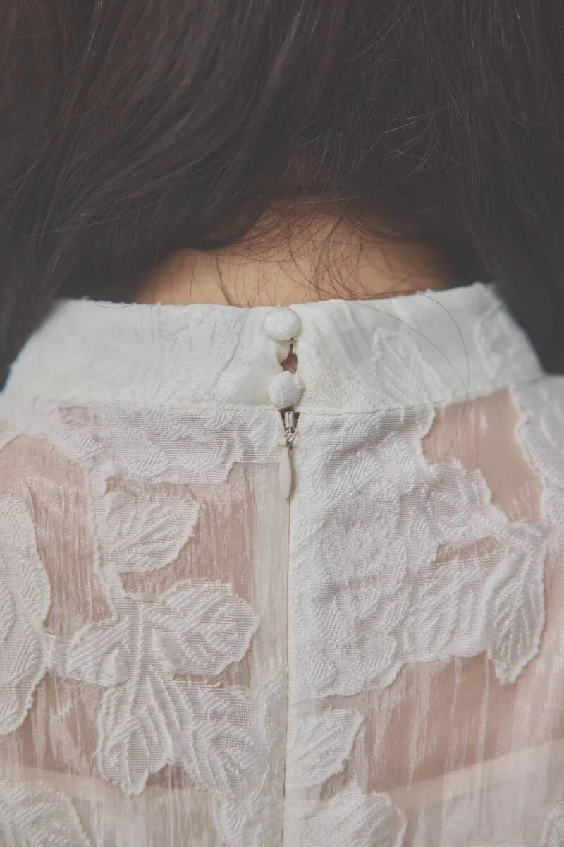 ライトベージュのボリュームスリーブフレアドレス