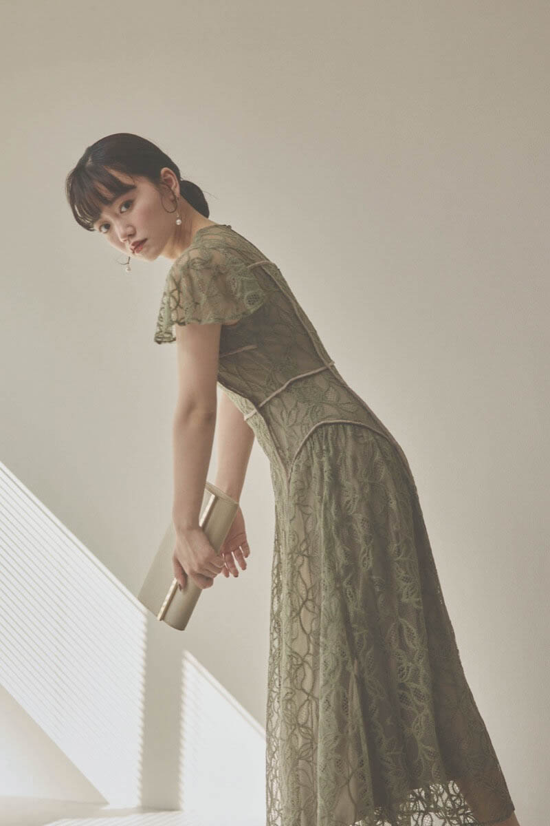 カーキのパイピングビスチェレースドレス