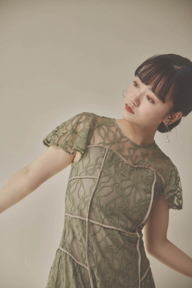 カーキのパイピングビスチェレースドレス