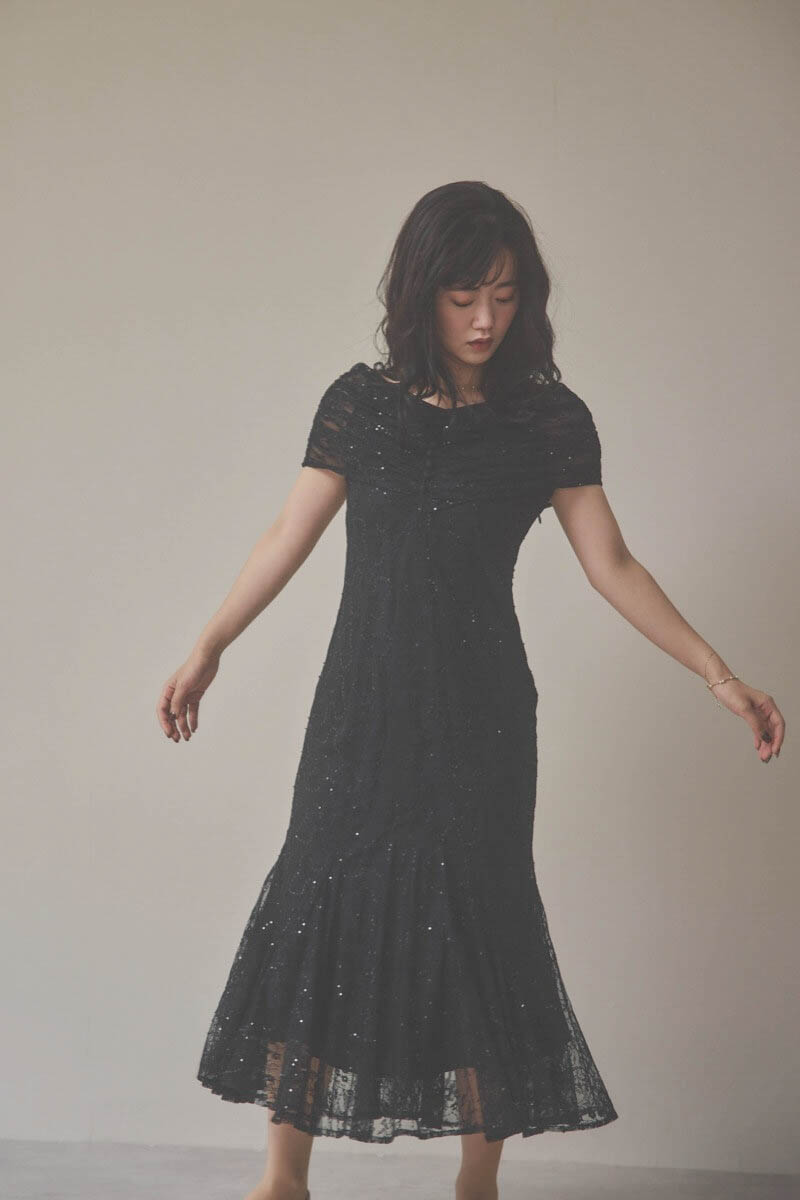 ブラックのオフショルマーメイドレースドレス