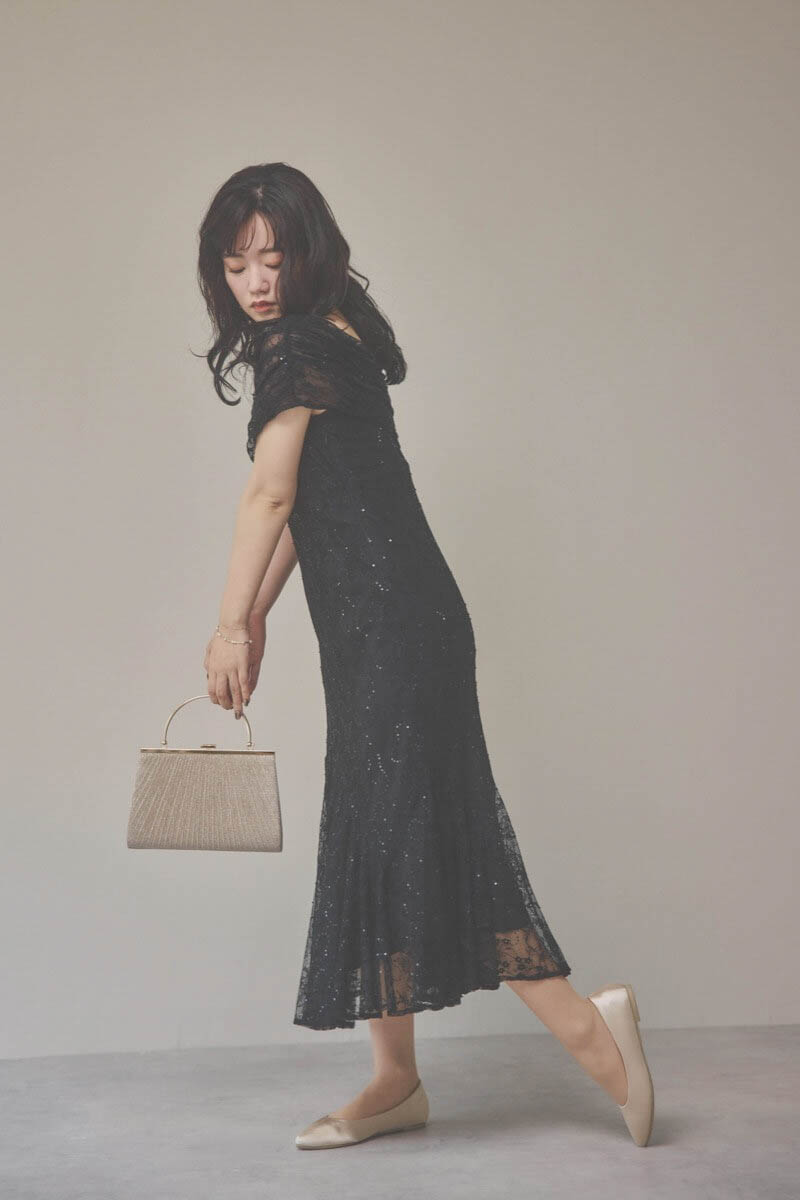 ブラックのオフショルマーメイドレースドレス