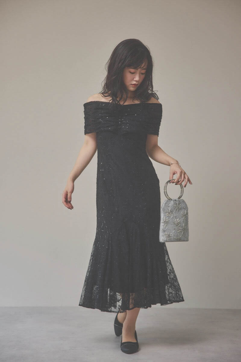 ブラックのオフショルマーメイドレースドレス