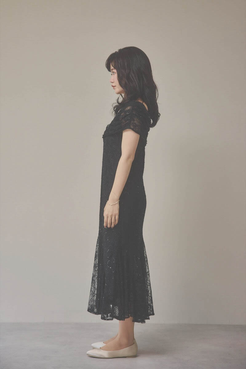 ブラックのオフショルマーメイドレースドレス