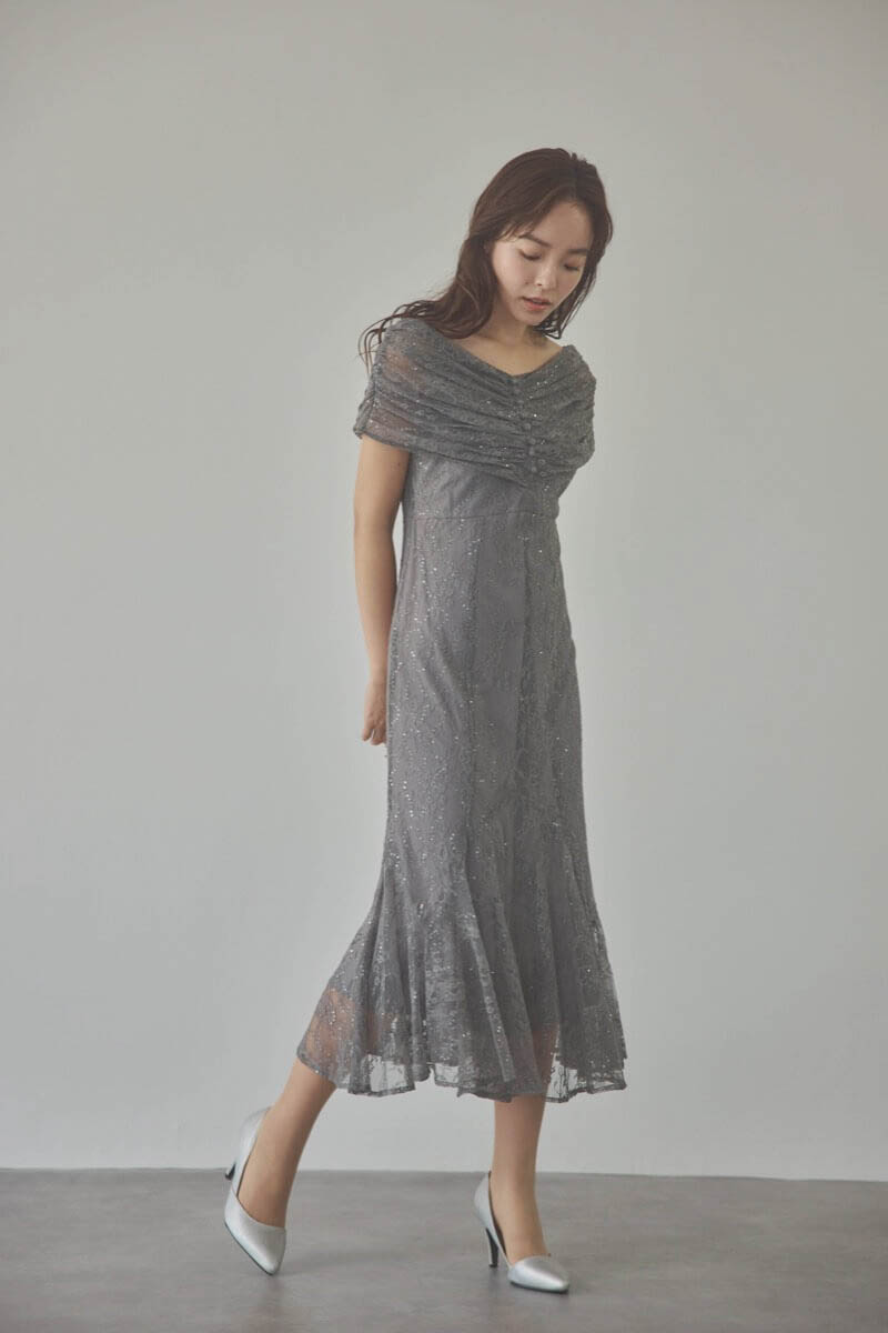 グレーのオフショルマーメイドレースドレス