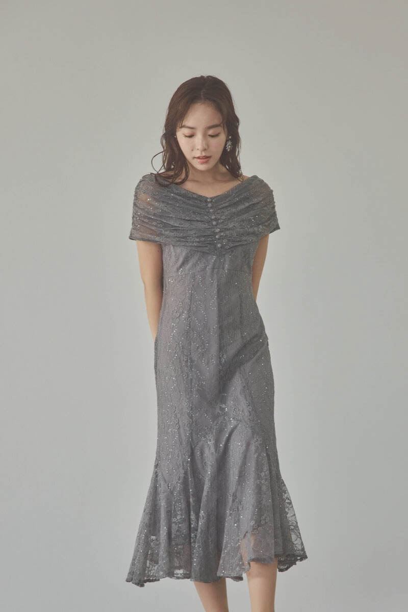 グレーのオフショルマーメイドレースドレス