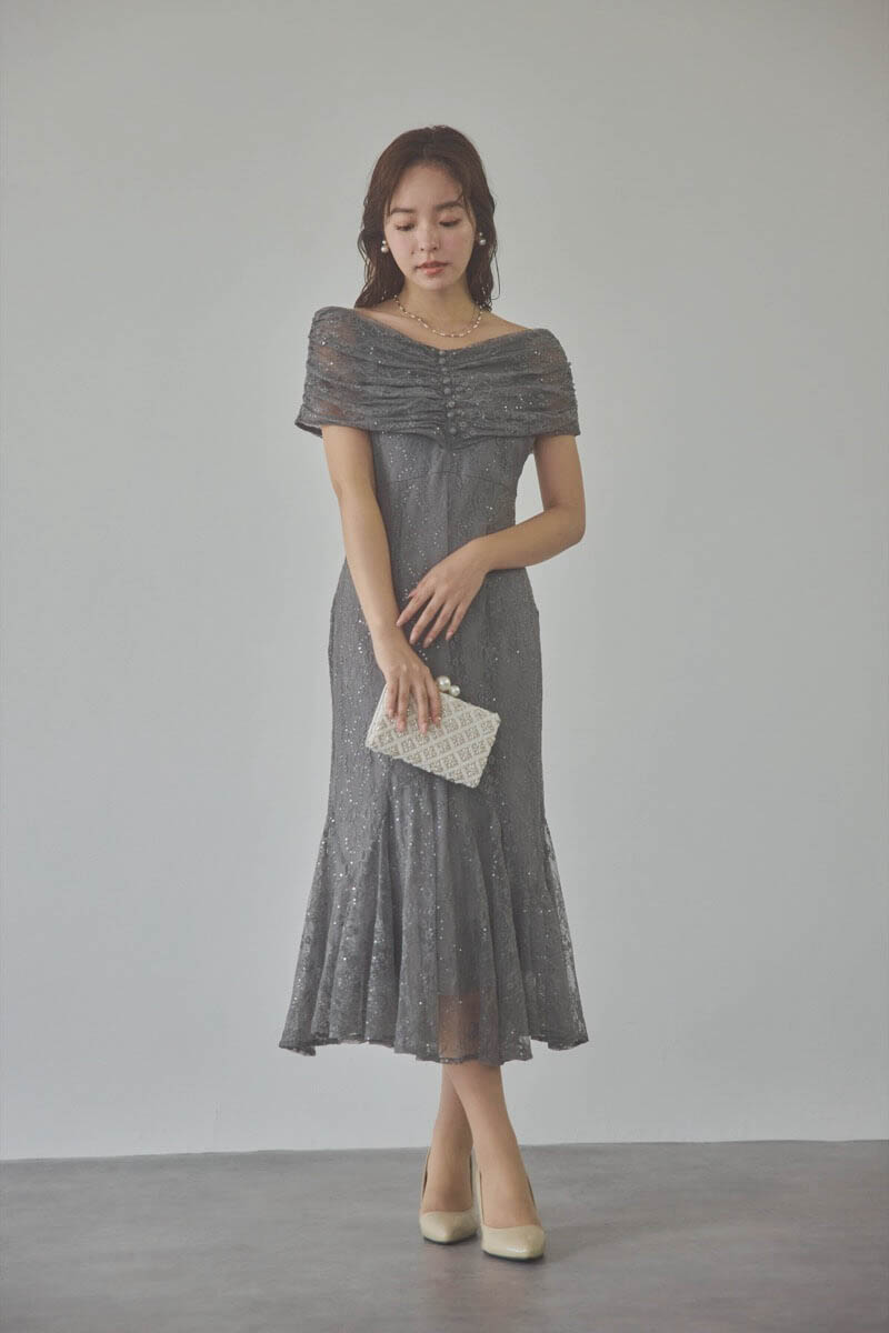 グレーのオフショルマーメイドレースドレス