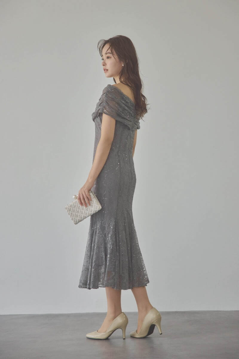 グレーのオフショルマーメイドレースドレス