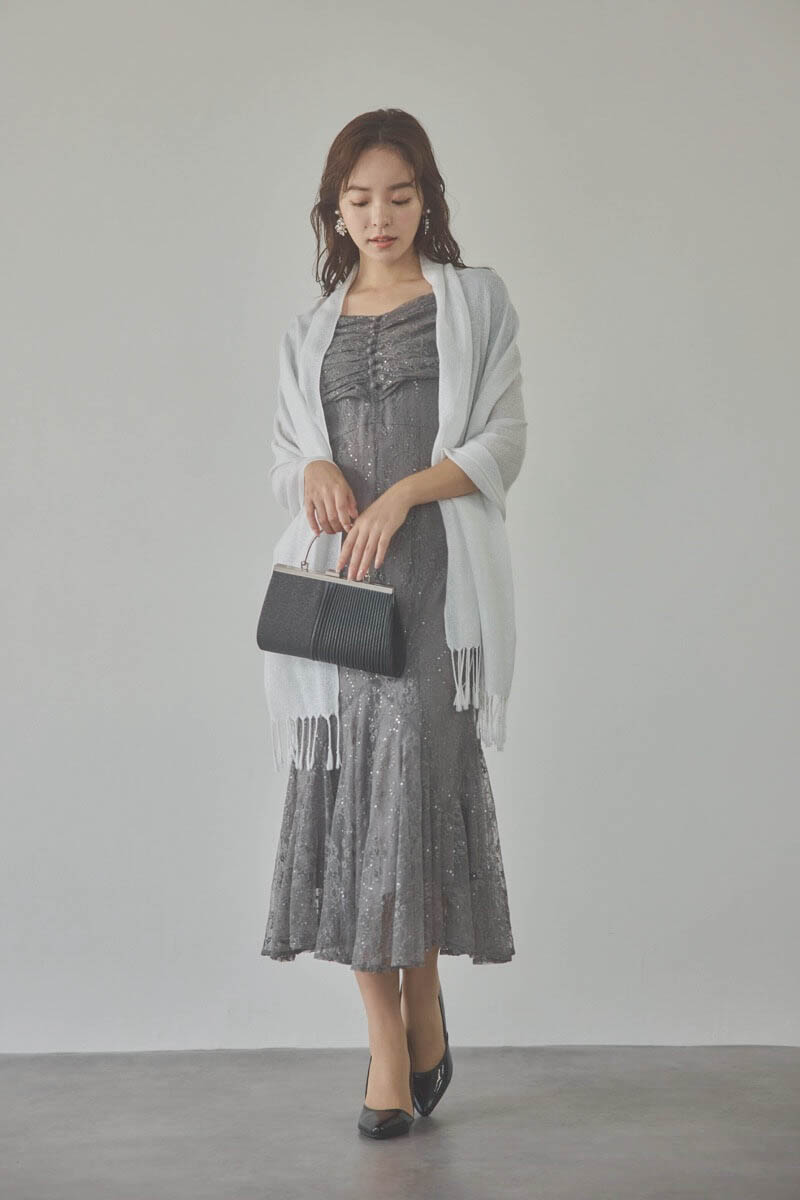 グレーのオフショルマーメイドレースドレス