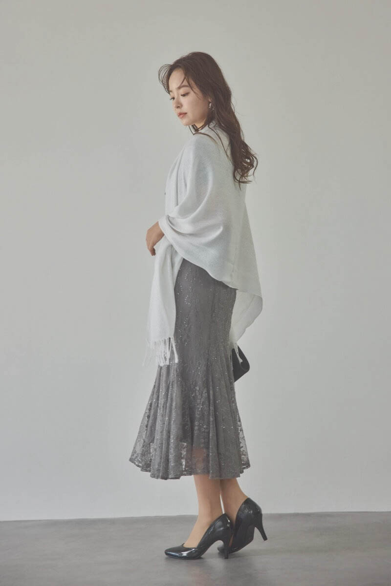 グレーのオフショルマーメイドレースドレス